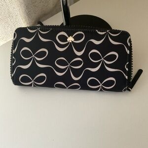 Black & White Kate Spade Bow-Print Zip Wallet - Women Bags